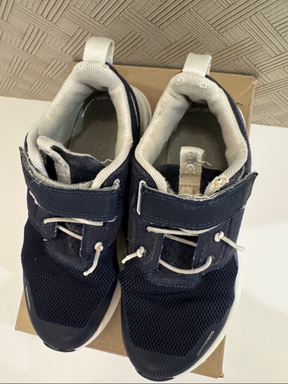 On Running Cloud Play sneakers (Little Kid) Color: MIDNIGHT/WHITE size 12.5 - Picture 5 of 12